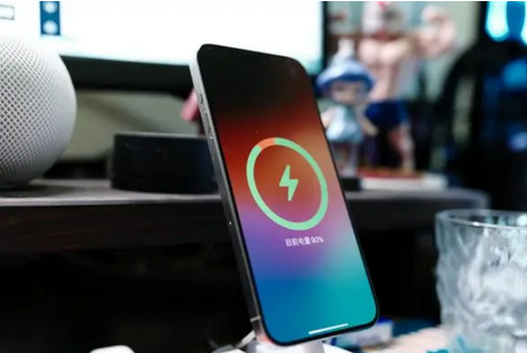 延长苹果15换屏服务分享用什么充电器给iPhone15充电更好 